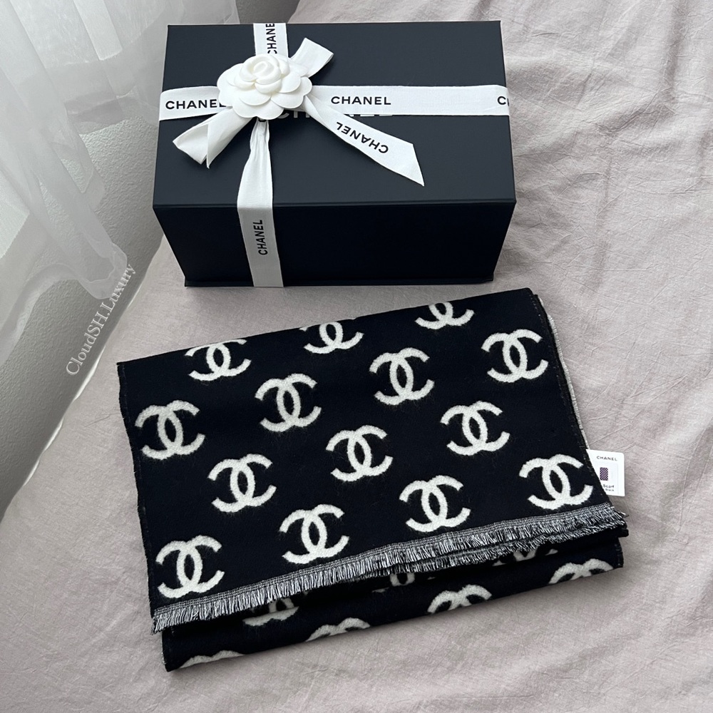 Auth BNIB Chanel CC Logo Wool Scarf Black & White